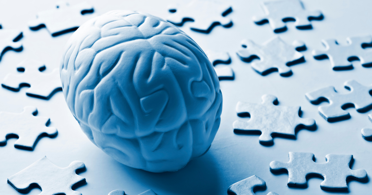 Blue model brain on jigsaw pieces 